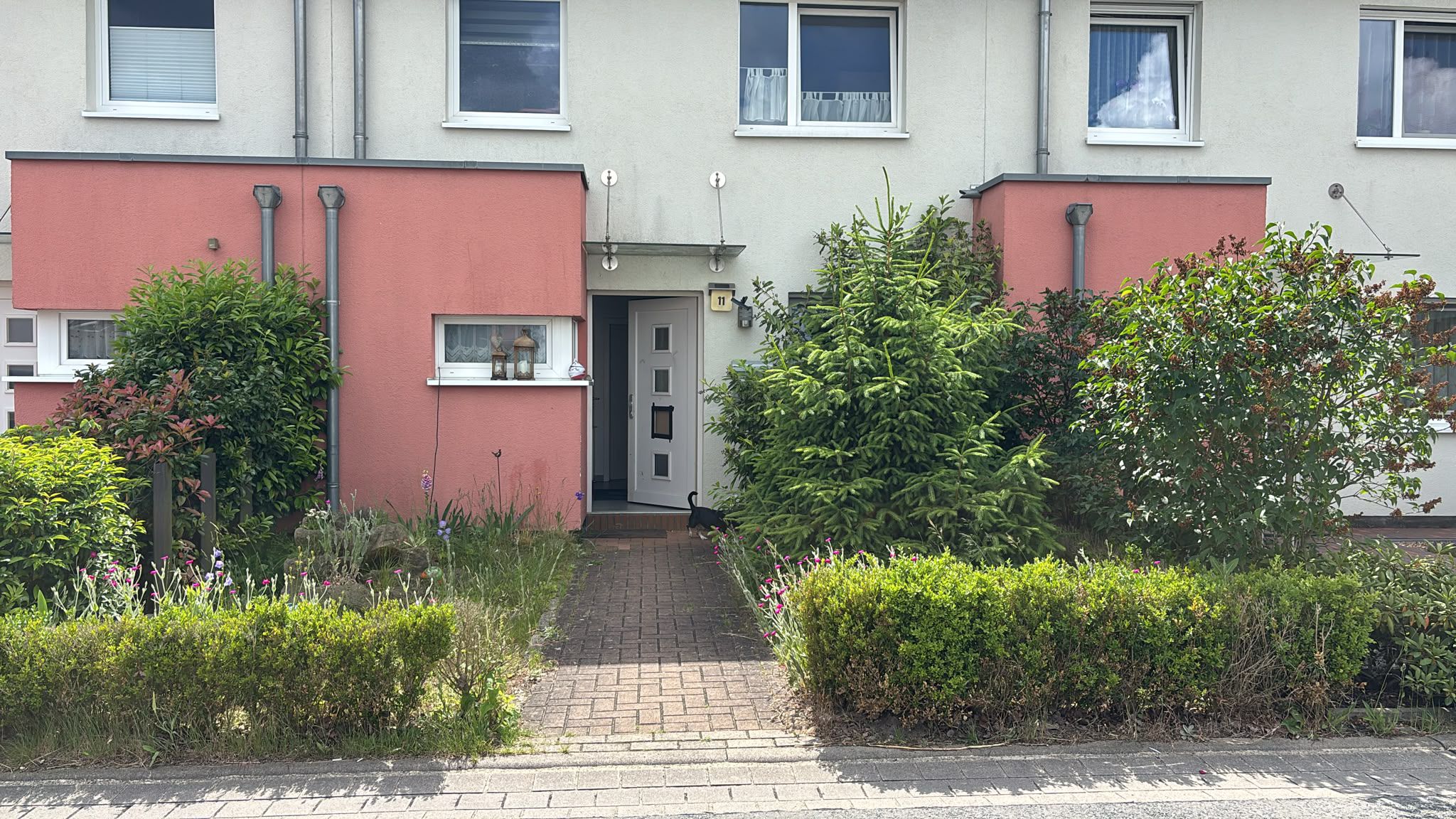Eingangsbereich neu gestaltet – Vorher | Grünpflege in Burgwedel, Region Hannover